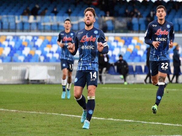 Dries Mertens dilaporkan menjadi rebutan Inter Milan dan Lazio setelah resmi kontraknya tak diperpanjang oleh Napoli / via Getty Images