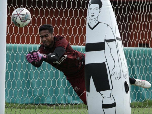 Penjaga gawang Madura United, Rendy Oscario