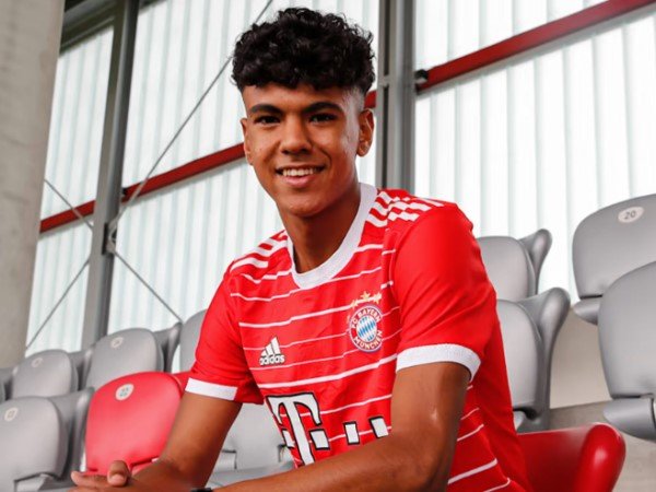 Bayern Munich Resmi Datangkan Bek Kiri Barcelona