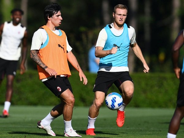 Duo Gelandang AC Milan Tonali dan Pobega