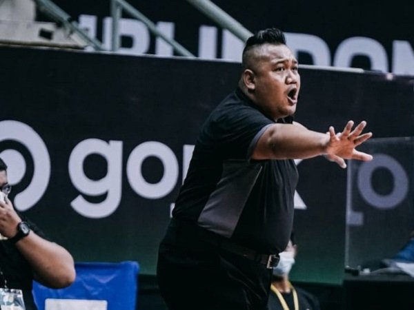Mantan pelatih Dewa United Surabaya,  Andika Saputra.