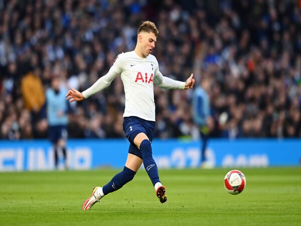 Joe Rodon di ambang kepindahan menuju Rennes setelah menjadi pemain surplus di skuat Tottenham Hotspur / via Getty Images
