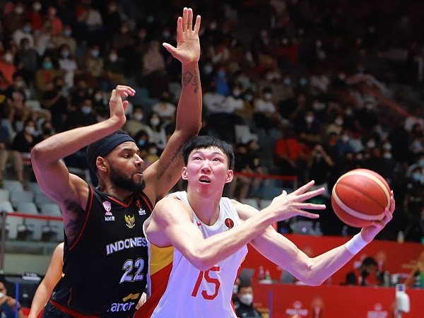 Los Angeles Clippers tertarik datangkan Zhou Qi.