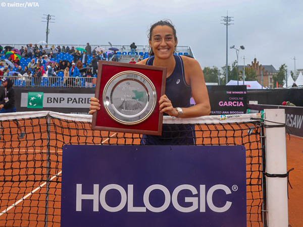 Tekuk Ana Bogdan, Caroline Garcia angkat trofi kemenangan di Warsawa
