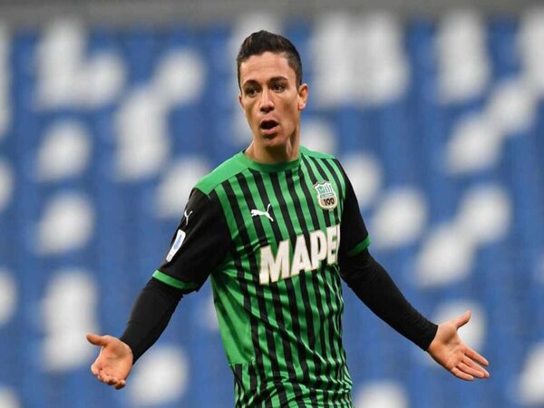 Giacomo Raspadori disebut meminta namanya dimasukkan dalam daftar jual Sassuolo musim panas ini / via Getty Images