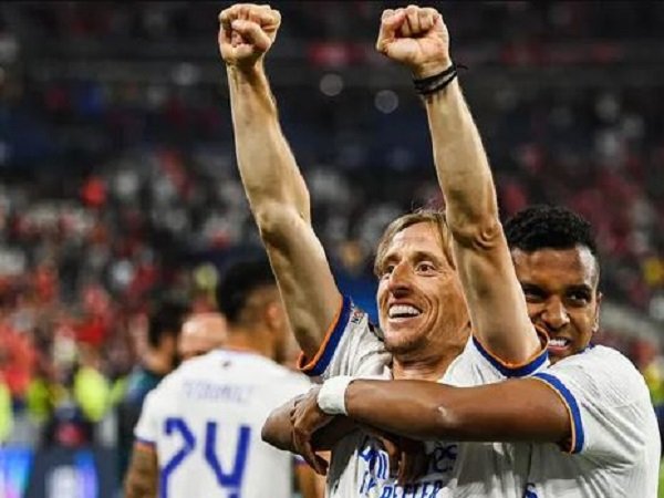 Penyerang Real Madrid, Rodrygo saat memeluk Luka Modric. (Images: Getty)