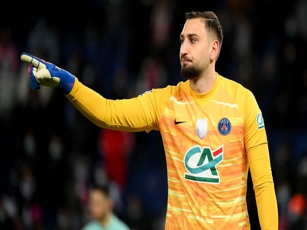 Gianluigi Donnarumma mengatakan jika seluruh penggawa PSG kini tengah beradaptasi dengan formasi tiga bek yang ingin diterapkan oleh Christophe Galtier / via Getty Images