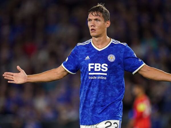 Jannik Vestergaard menuju pintu keluar Leicester City.