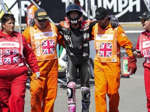 Aleix Espargaro sempat dibopong keluar lintasan saat terjatuh di Sirkuit Silverstone. (Foto: Crash)