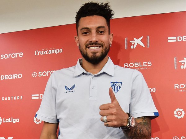 Bek sayap Sevilla, Alex Telles.