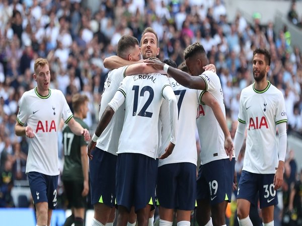 Ledley King yakin bahwa Tottenham Hotspur bisa bicara banyak pada semua kompetisi yang mereka ikuti di musim 2022/23 / via Getty Images