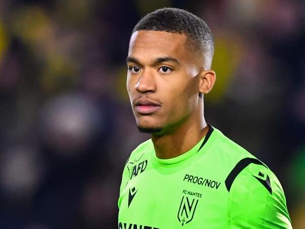 Leicester City dikabarkan punya minat serius untuk boyong Alban Lafont.