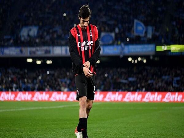 AC Milan tak pernah mendapatkan tawaran resmi dari Arsenal, yang dikabarkan berminat untuk memboyong Sandro Tonali ke Emirates Stadium / via Getty Images