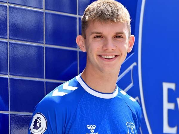 Everton Resmi Perpanjang Kontrak Gelandang Stanley Mills
