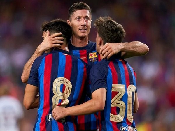 Penyerang Barcelona, Robert Lewandowski sedang selebrasi dengan Pedri. (Images: Getty)