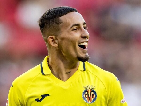 Manajer Villarreal yaitu Unai Emery, memberi isyarat jika dirinya mempersilakan Yeremy Pino untuk hengkang ke Arsenal musim panas ini / via Getty Images