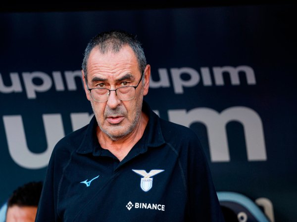 Maurizio Sarri puas Lazio bisa mengalahkan Bologna 2-1 di pekan pertama Serie A (14/8), meskipun harus bermain dengan 10 orang / via Getty Images