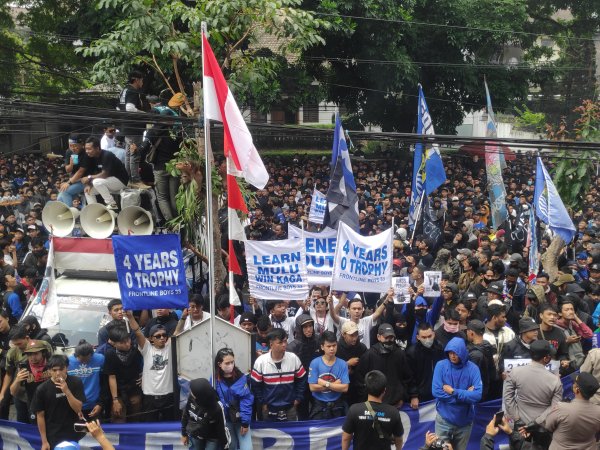 Bobotoh Persib ketika melakukan aksi unjuk rasa
