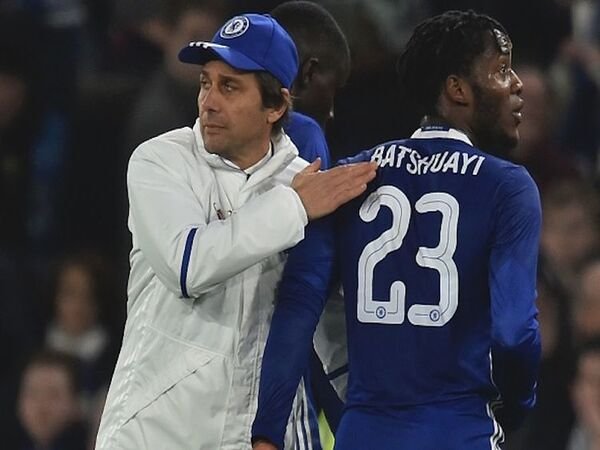 Michy Batshuayi menyebut Antonio Conte sebagai sosok pembohong saat sang pelatih menangani Chelsea beberapa musim silam / via AP Photo