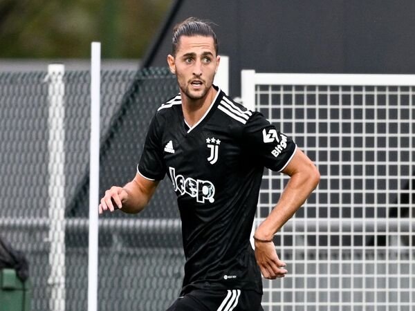 Gara-gara menuntut gaji super mahal, Manchester United memutuskan untuk batal mendatangkan Adrien Rabiot dari Juventus / via Getty Images