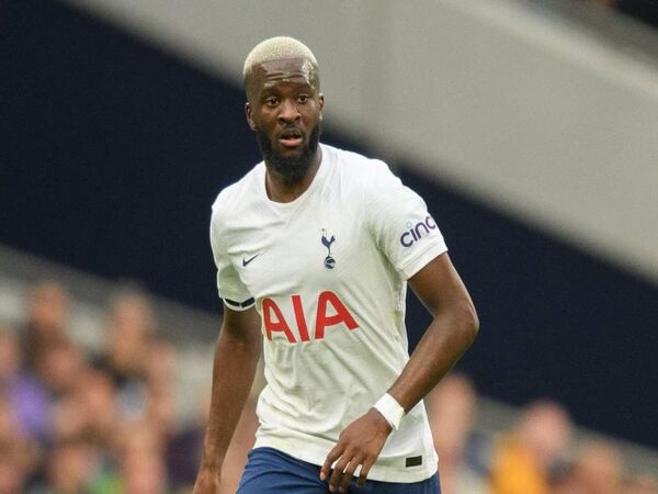 Meski belum sah jadi pemain anyar Napoli, Tanguy Ndombele disebut sudah memilih nomor punggung barunya bersama Il Partenopei / via Getty Images