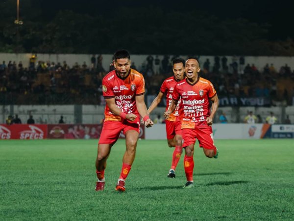 Pemain bertahan Bali United, Jajang Mulyana merayakan gol ke gawang Barito Putera