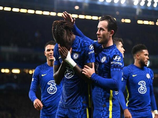 Tiga raksasa Serie A disebut siap berebut tanda tangan bek milik Chelsea yaitu Trevoh Chalobah / via Getty Images