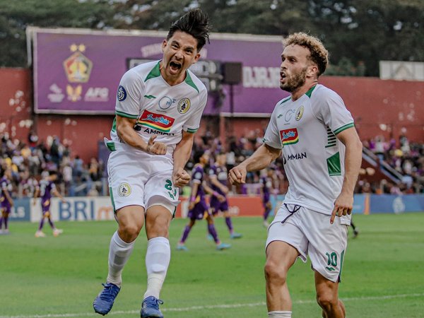 Gelandang PSS Sleman, Kim Jeffrey Kurniawan merayakan gol ke gawang Persik Kediri