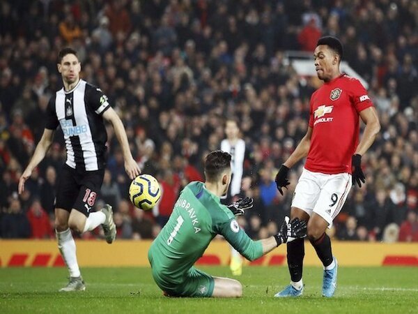 Kiper Newcastle United yaitu Martin Dubravka, diberitakan telah mencapai kesepakatan verbal untuk pindah ke Manchester United musim panas ini / via AP Photo