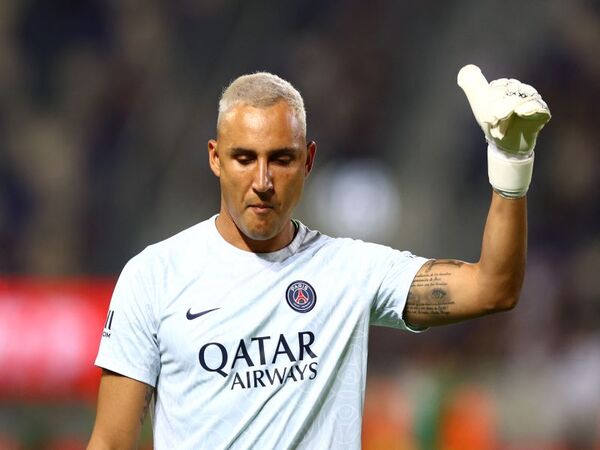 Keylor Navas harus pasrah menerima kenyataan menjadi kiper nomor dua di PSG pasca batal pindah ke klub lain di bursa transfer musim panas / via AFP