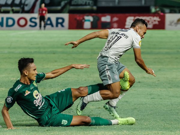 Winger Bali United, Irfan Jaya dilanggar pemain bertahan Persebaya Surabaya
