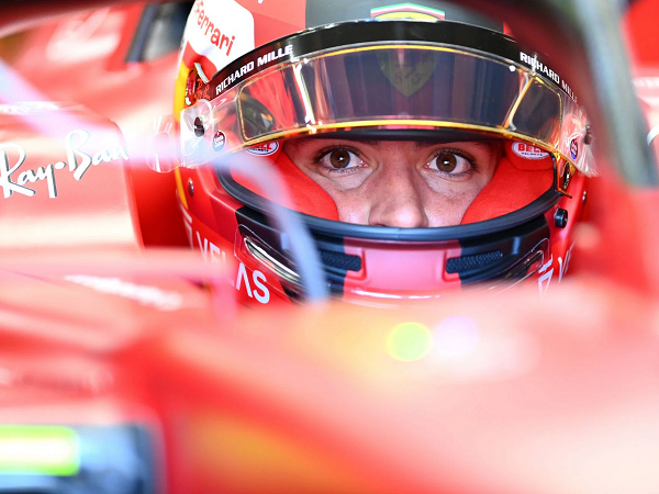 Aksi lempar suar fans Verstappen tuai kecaman dari Carlos Sainz Jr.