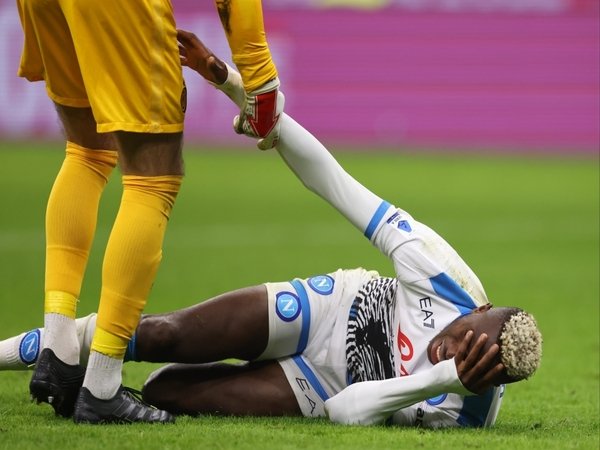 Victor Osimhen absen di sesi latihan Napoli hari ini jelang bentrokan menghadapi Liverpool di fase grup Liga Champions (8/9) / via Getty Images