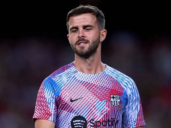 Barcelona umumkan resmi melepas Miralem Pjanic. (Foto: Getty)