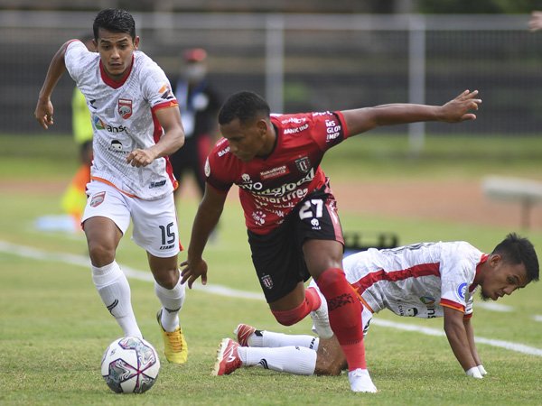 Bek kiri Borneo FC, Leo Guntara