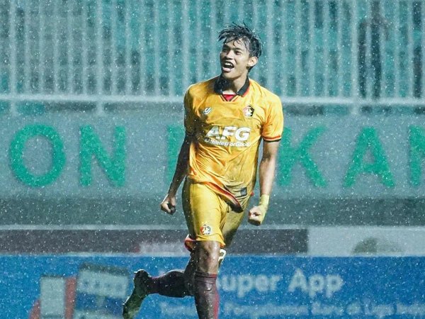 Pemain Persik Kediri, Vava Mario Yaghalo merayakan gol ke gawang Rans Nusantara FC