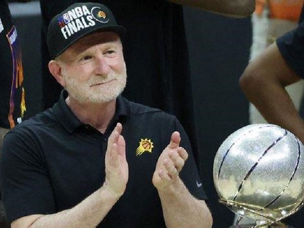 Pemilik Phoenix Suns, Robert Sarver. (images: Getty)