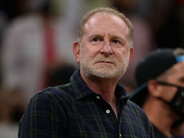 Pemilik Phoenix Suns, Robert Sarver. (images: Getty)
