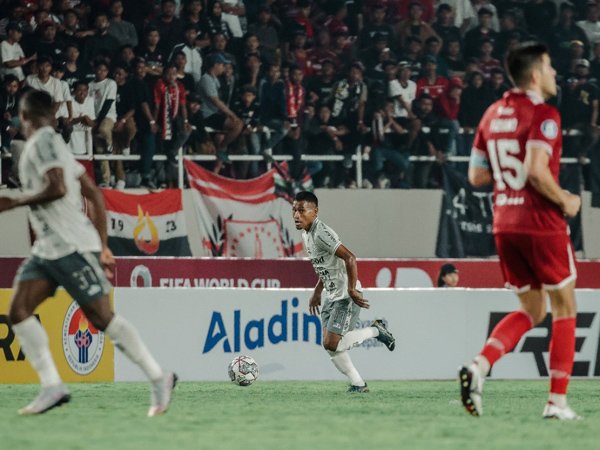Gelandang Bali United, Ramdani Lestaluhu saat menghadapi Persis Solo