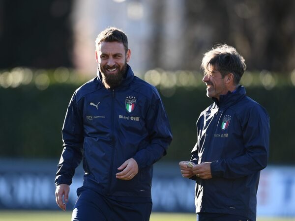 Daniele De Rossi membela keputusan Roberto Mancini yang tidak memanggil sejumlah pemain ternama di daftar skuat terbaru Timnas Italia / via Getty Images