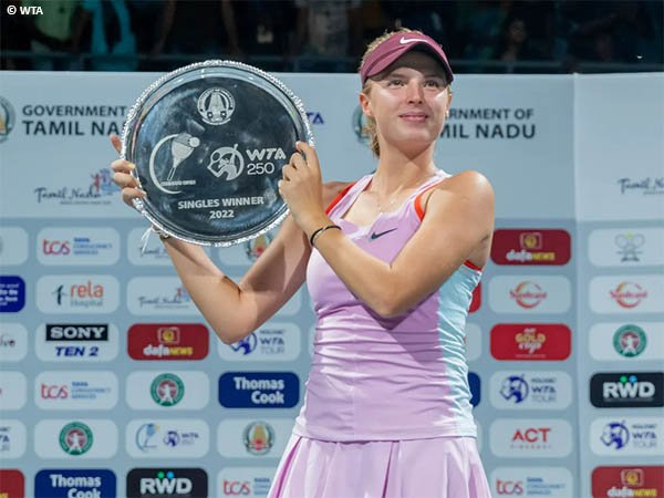 Linda Fruhvirtova angkat trofi kemenangan pertama di Chennai