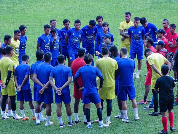 Pelatih Arema FC, Javier Roca memimpin latihan timnya