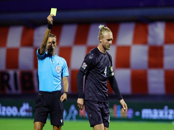 Bek AC Milan yaitu Simon Kjaer, mengalami masalah di bagian engkelnya ketika membela Timnas Denmark di ajang UEFA Nations League (23/9) / via Getty Images