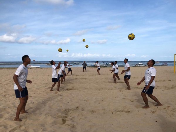 Latihan tim sepak bola pantai Indonesia jelang tampil di AFF Beach Soccer Championship 2022 di Thailand