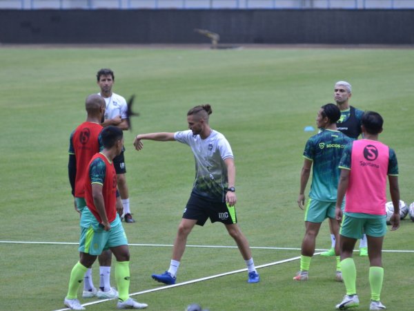 Manuel Perez Cascallana ketika bertugas melatih Persib