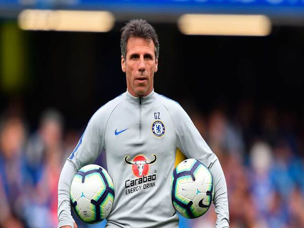 Eks staf pelatih Chelsea yaitu Gianfranco Zola, menyebut jika kualitas yang dimiliki oleh Olivier Giroud membuat banyak orang senang satu tim dengan sang striker / via Getty Images