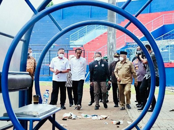 Presiden Jokowi saat meninjau Stadion Kanjuruhan