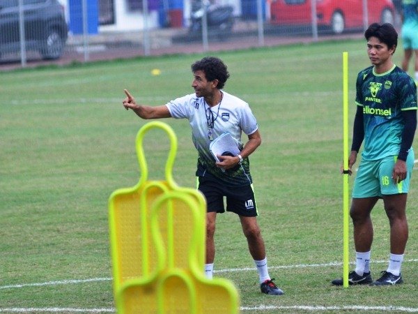 Pelatih Persib, Luis Milla ketika memimpin latihan