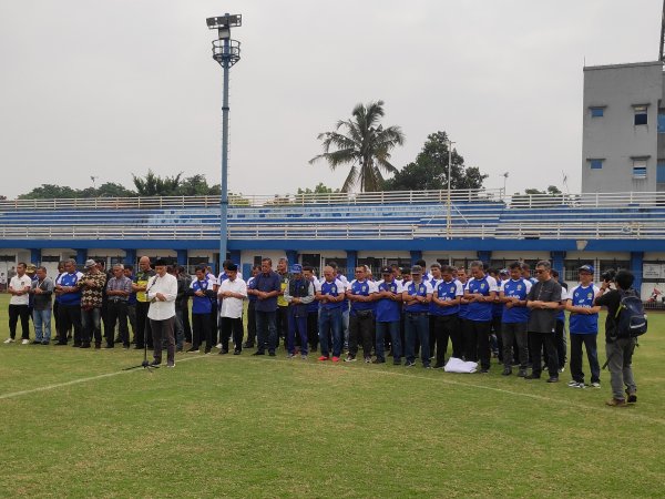 Mantan pemain dan pelatih Persib melaksanakan salat ghoib di Stadion Sidolig