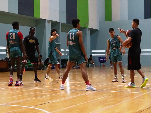 Pemain Timnas Basket Indonesia sedang berlatih. (Foto: Perbasi)